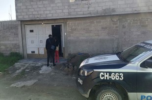 Se encontraba recostado en una cama,  cubierto con las cobijas y la cabeza destrozada