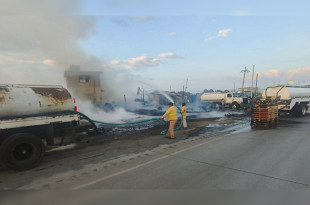 Incendio genera reducción de carriles y humo denso en la México-Querétaro.