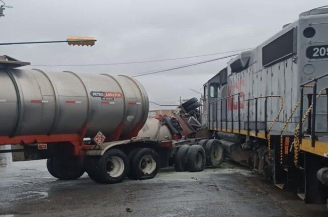 Pipa de gas intenta ganar el paso al tren