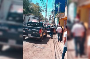 La zona del ataque fue acordonada por elementos de seguridad tras la muerte de dos hombres y lesiones a otros dos sobre la carretera Texcoco-Lechería, a la altura de Radio Faro, en Acolman.