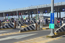 Familiares y amigos de Brenda Aguilar levantaron las plumas de la caseta de Tepotzotlán