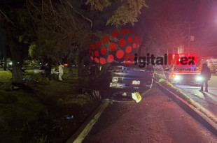 La camioneta Audi Q3 quedó volcada sobre los carriles de baja velocidad de Paseo Tollocan