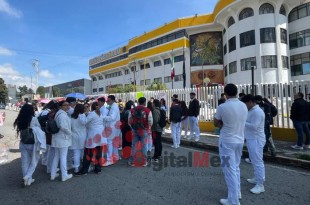 Las y los inconformes se plantearon con pancartas afuera de las instalaciones de su escuela ubicada sobre la avenida José María Pino Suárez