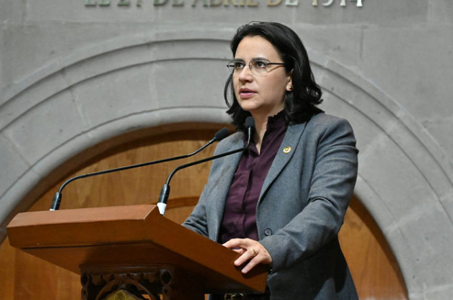 La diputada de morena propuso regular el uso de celulares en escuelas para prevenir el acoso y fomentar un entorno educativo seguro.