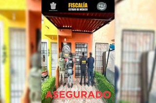 Tres chalecos tácticos y dos réplicas de armas fueron asegurados durante el cateo