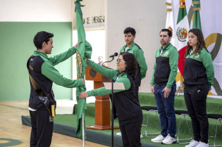 En el Gimnasio Universitario “Lic. Adolfo López Mateos”, la rectora entregó el lábaro institucional a las y los deportistas, como símbolo de unidad e identidad universitaria.