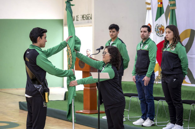 En el Gimnasio Universitario “Lic. Adolfo López Mateos”, la rectora entregó el lábaro institucional a las y los deportistas, como símbolo de unidad e identidad universitaria.