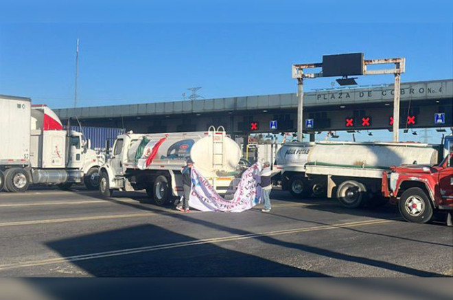 Los manifestantes permiten el paso por sólo un carril hacia la Ciudad de México y otro rumbo a Querétaro.