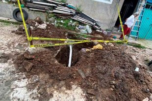 Vecinos atribuyen el socavón a una fuga, pero no existe un dictamen oficial que lo confirme.