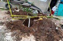 Vecinos atribuyen el socavón a una fuga, pero no existe un dictamen oficial que lo confirme.