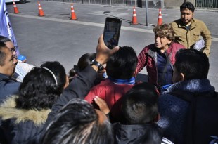 Antes de su ingreso, la gobernadora mexiquense saludó a integrantes del Sindicato de Maestros al Servicio del Estado de México (SMSEM)