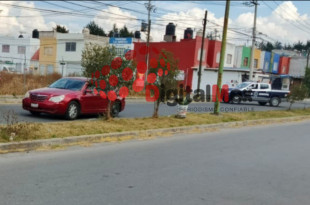 Autoridades resguardan el Chrysler tras el ataque armado