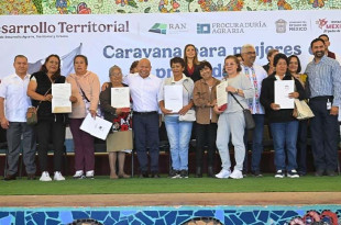 Raciel Pérez, alcalde de Tlalnepantla, encabeza entrega de títulos de propiedad a vecinas del municipio. 