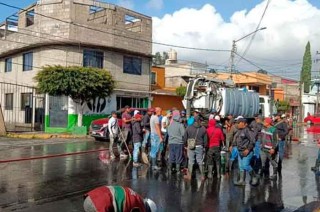 Las vialidades principales de esa área de la metrópoli, presentaron encharcamientos en varios tramos, lo que complicó la circulación.