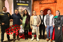 Omar Sánchez Velázquez y Nelly Carrasco Godínez durante la develación del cartel oficial del 26° Festival Internacional Cultural del Mariachi 2026.