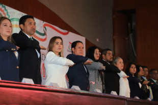 Mario Santana Carbajal acompañado de su gabinete municipal, durante la ceremonia del Grito de Independencia