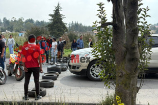 Vecinos y familiares bloquean la carretera Toluca-Palmillas