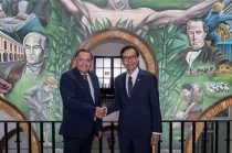 Ricardo Moreno, presidente municipal de Toluca, y Toferry Primanda Soetikno, embajador de Indonesia en México.