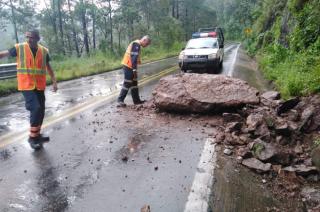 Elementos realizan labores para fraccionar y retirar una roca que cayó sobre la cinta asfáltica.