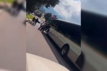 Con tubos y palos rompieron el parabrisas, así como también amedrentaron al chofer del transporte público