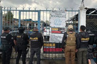 Autoridades durante uno de los cateos realizados en el Edomex.