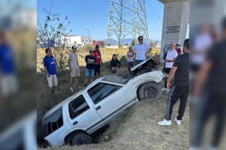 Elementos de la policía municipal acordonaron la zona, mientras que la unidad siniestrada fue retirada con una grúa.