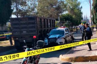 El motociclista quedó atrapado debajo de las ruedas del tractocamión.