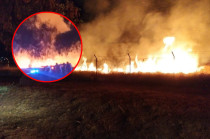 Bomberos trabajaron para controlar el incendio que consumió pastizales dentro de la zona arqueológica