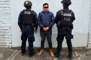 Durante patrullajes preventivos en el libramiento Antonio Huitrón, en Jilotepec, policías estatales detuvieron a Carlos “N”, de 24 años.
