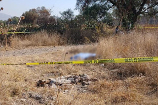 La FGJEM acordonó el área, levantó el cuerpo y comenzó las diligencias correspondientes para esclarecer las causas del fallecimiento del hombre desconocido.