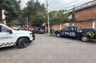 Elementos de seguridad pública acudieron a la Escuela Secundaria Jorge Jiménez Cantú, en Toluca, tras el reporte de un alumno que presuntamente ingresó con un arma.