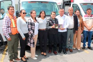 Entregan nueve ambulancias a municipios del Edoméx