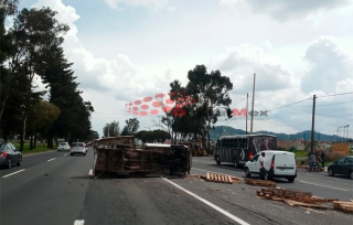 Carambola en la Toluca-Atlacomulco entre camiones de carga y auto