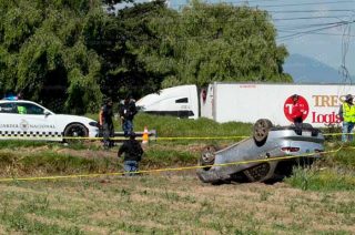 Automóvil termina con las llantas hacia arriba; conductor fallece en el lugar