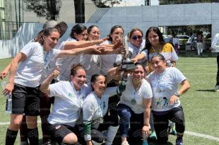 El equipo femenil de la Dirección de Cultura Física celebra el campeonato del Mundialito Universitario de Futbol Rápido 2026.