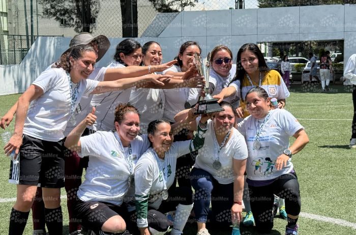 El equipo femenil de la Dirección de Cultura Física celebra el campeonato del Mundialito Universitario de Futbol Rápido 2026.