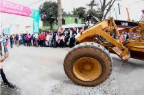 Tener calles seguras, alumbradas y pavimentadas contribuye al bienestar de las mujeres y de sus hijos.