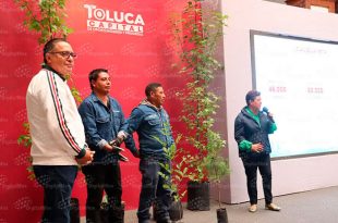 La directora de Medio Ambiente, María Carmen Soto Garduño, presentó la Estrategia de Restauración 2026 en presencia del alcalde Ricardo Moreno Bastida, programa que contempla la plantación de 126 mil árboles y magueyes en Toluca.