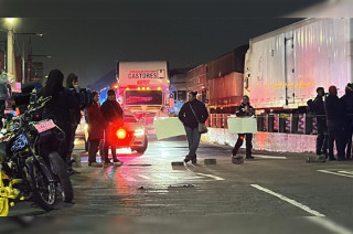 Ex policías municipales bloquean los carriles laterales y centrales de la autopista México-Puebla