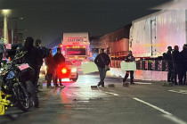 Ex policías municipales bloquean los carriles laterales y centrales de la autopista México-Puebla