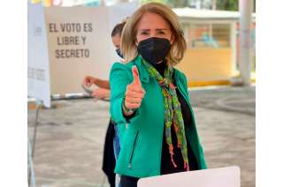 Momento en que la candidata del Verde emite su voto