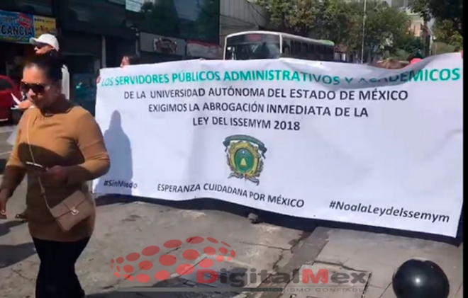 Marchan en Toluca trabajadores y docentes contra nueva Ley del ISSEMyM