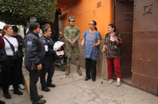 La alcaldesa Azucena Cisneros Coss realizó toque de puertas en la colonia El Chamizal.