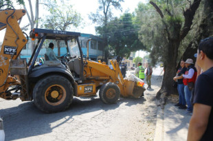 Maquinaria pesada participa en la limpieza de calles para mejorar la imagen urbana