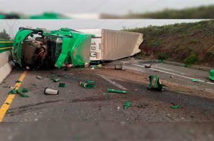 La volcadura provocó una carambola con tres vehículos y afectó la circulación en la autopista.