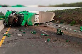 La volcadura provocó una carambola con tres vehículos y afectó la circulación en la autopista.