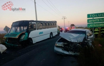 15 lesionados por choque entre autobús y auto en Almoloya de Juárez