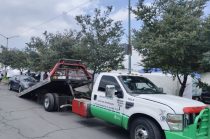 Las grúas operan en Toluca para retirar vehículos mal estacionados, con tarifas reguladas por la Secretaría de Movilidad.