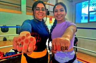 Las profesoras Alejandra Navarrete y Lizzeth Torres dirigieron a los boxeadores toluqueños durante el torneo