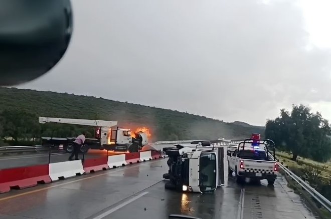 Grúa se incendia tras perder el control e impactar contra la barrera de contención en el Arco Norte, a la altura de Hueypoxtla.